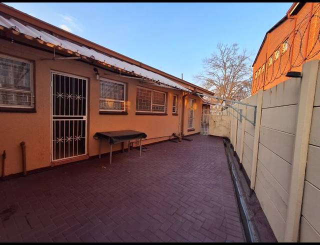 2 BEDROOM TOWNHOUSE FOR SALE IN VANDERBIJLPARK CW 3